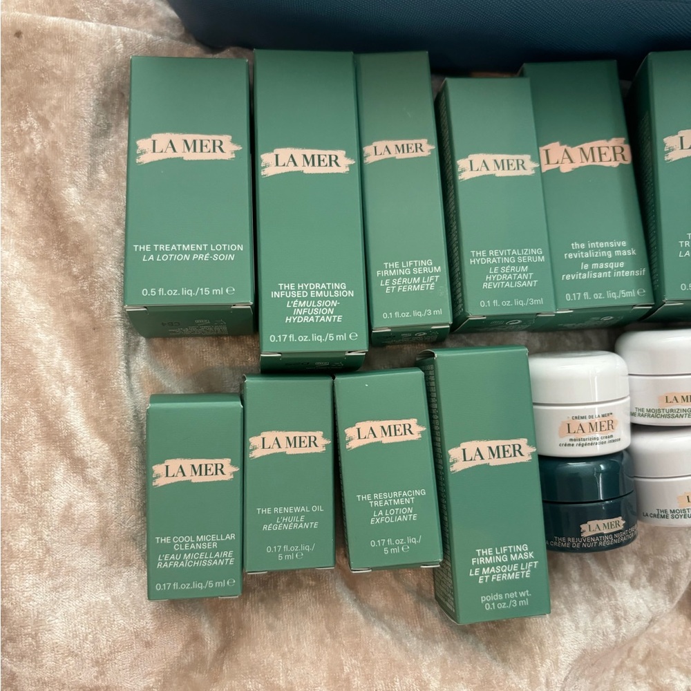La Mer Skincare Collection with Blue Bag - Picture 2 of 6